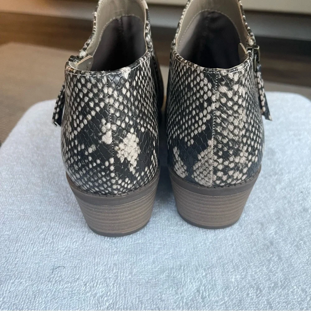 Like New Faux Leather Brown and Cream Snakeskin Design Ankle Boots. Size 10